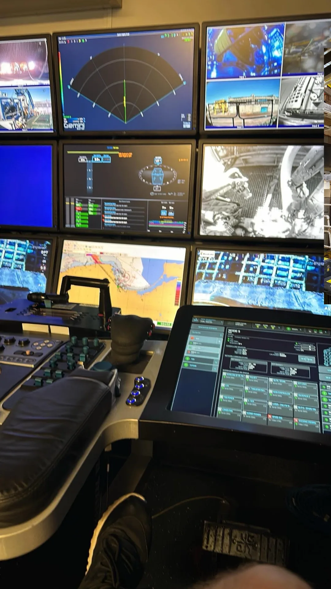 Pilot ROV przy stanowisku kontroli
